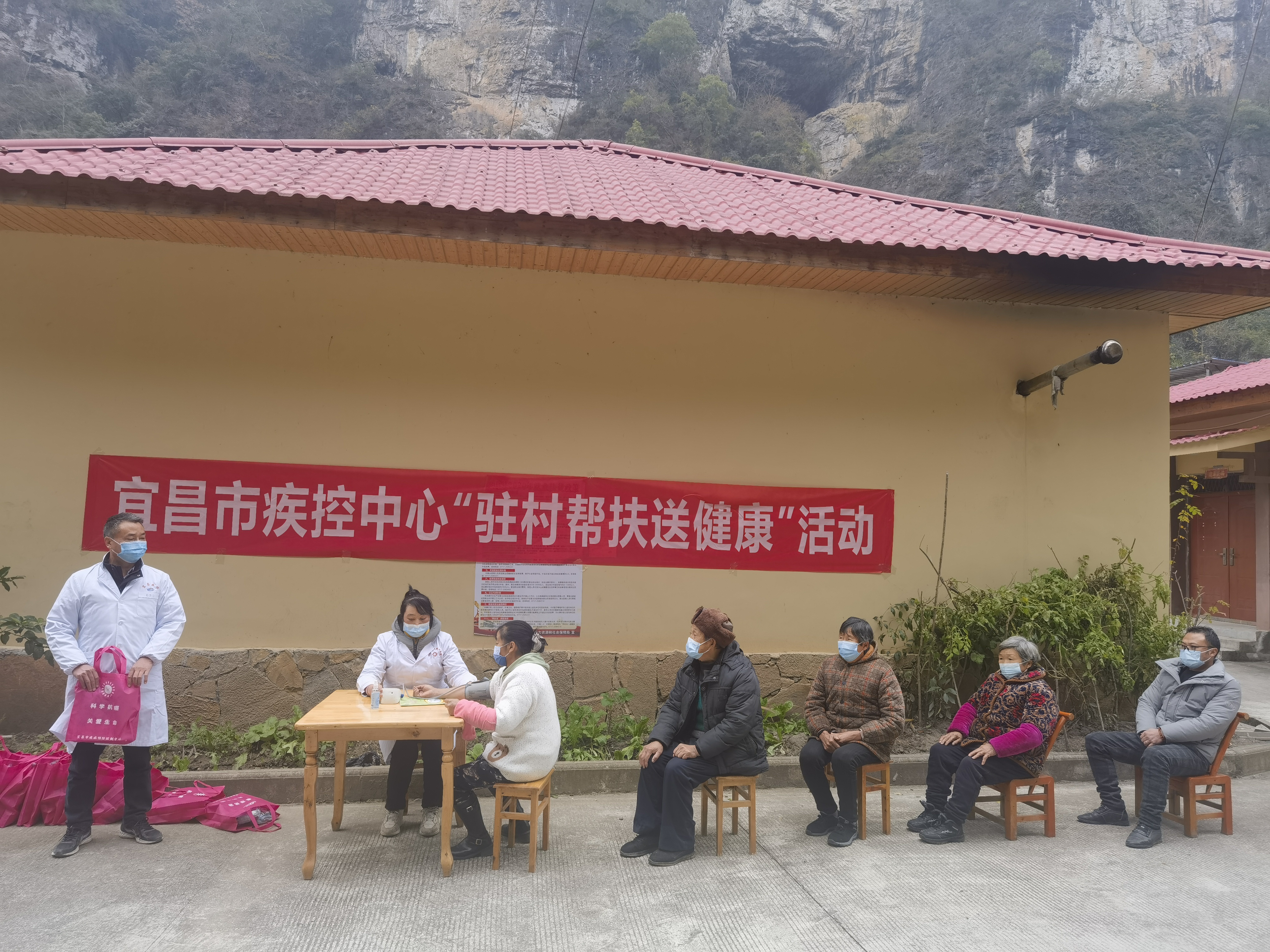 宜昌市疾控中心在平水村开展“驻村帮扶送健康”活动